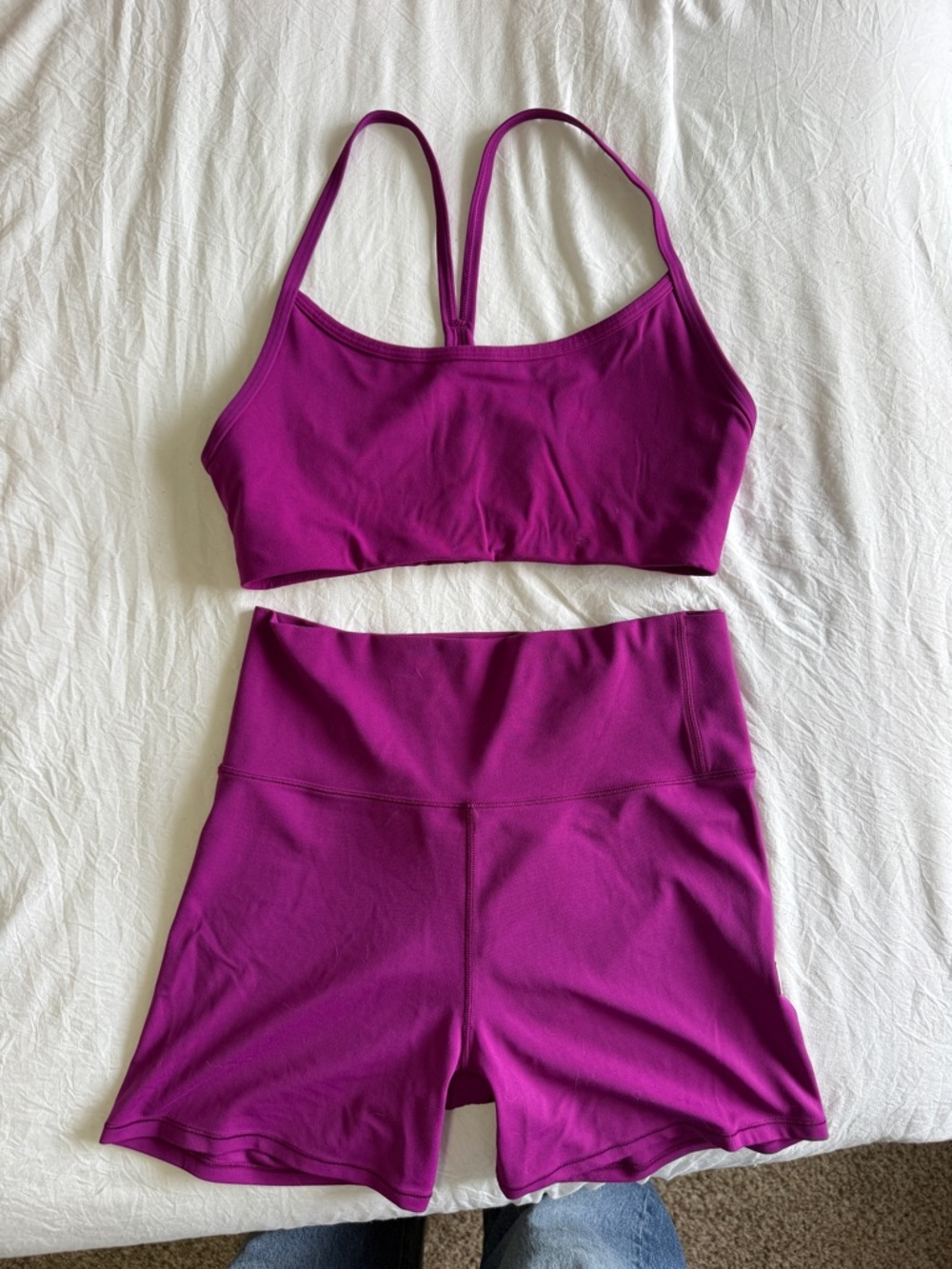 Vuori AllTheFeels set - Magenta Shorts/Bra